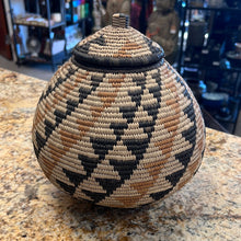 将图片加载到图库查看器，African Zulu Baskets
