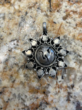 Cargar imagen en el visor de la galería, White Metal Pendants from India
