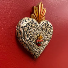 Charger l&#39;image dans la galerie, Carved Milagro Heart
