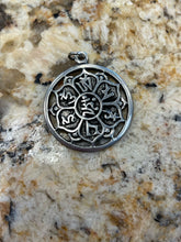 Cargar imagen en el visor de la galería, White Metal Pendants from India
