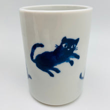 Cargar imagen en el visor de la galería, Japanese Porcelain Cat Mug

