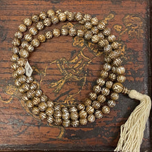 將圖片載入圖庫檢視器 Conch Shell Om Mani tea-dyed 108 bead Mala
