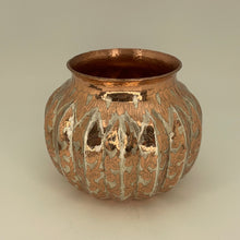 Cargar imagen en el visor de la galería, Med Scalloped Copper with inlay Vase from Santa Clara Del Cobre
