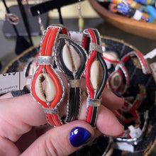 将图片加载到图库查看器，Cowrie Shell , Wire &amp; Leather Bracelet
