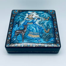 Charger l&#39;image dans la galerie, Russian Paper Mache Lacquered Box- Winter Wonderland
