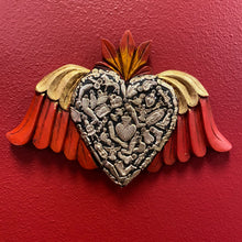 将图片加载到图库查看器，Carved Winged Milagro Heart
