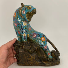 Cargar imagen en el visor de la galería, Vintage Cloisonne Tiger, Bejing China
