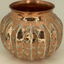 將圖片載入圖庫檢視器 Med Scalloped Copper with inlay Vase from Santa Clara Del Cobre
