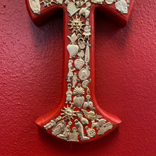 Charger l&#39;image dans la galerie, Hand Carved Milagro Cross
