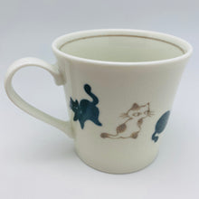 Cargar imagen en el visor de la galería, Japanese Porcelain Cat Mug

