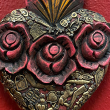 Charger l&#39;image dans la galerie, Carved Milagro Heart w Roses
