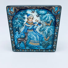 Cargar imagen en el visor de la galería, Russian Paper Mache Lacquered Box- Winter Wonderland
