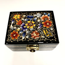 将图片加载到图库查看器，Hand Lacquered Box, Grand Master Alfonso Herrera
