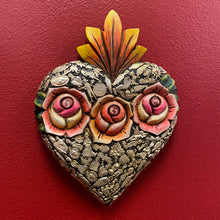 Charger l&#39;image dans la galerie, Carved Milagro Heart w Roses
