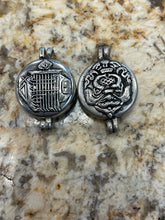 Cargar imagen en el visor de la galería, White Metal Pendants from India
