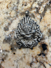 Cargar imagen en el visor de la galería, White Metal Pendants from India

