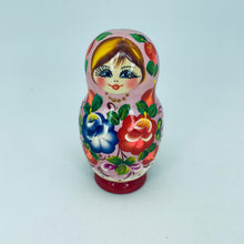 Cargar imagen en el visor de la galería, Small Nesting Dolls from Russia
