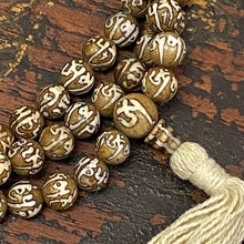 將圖片載入圖庫檢視器 Conch Shell Om Mani tea-dyed 108 bead Mala
