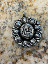 Cargar imagen en el visor de la galería, White Metal Pendants from India
