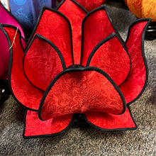 Charger l&#39;image dans la galerie, Vietnamese Silk Lotus Lamp
