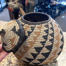 将图片加载到图库查看器，African Zulu Baskets
