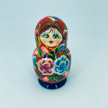 Cargar imagen en el visor de la galería, Small Nesting Dolls from Russia

