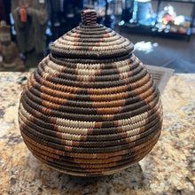 将图片加载到图库查看器，African Zulu Baskets
