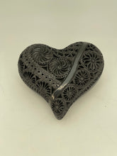 Cargar imagen en el visor de la galería, Black Pottery Heart
